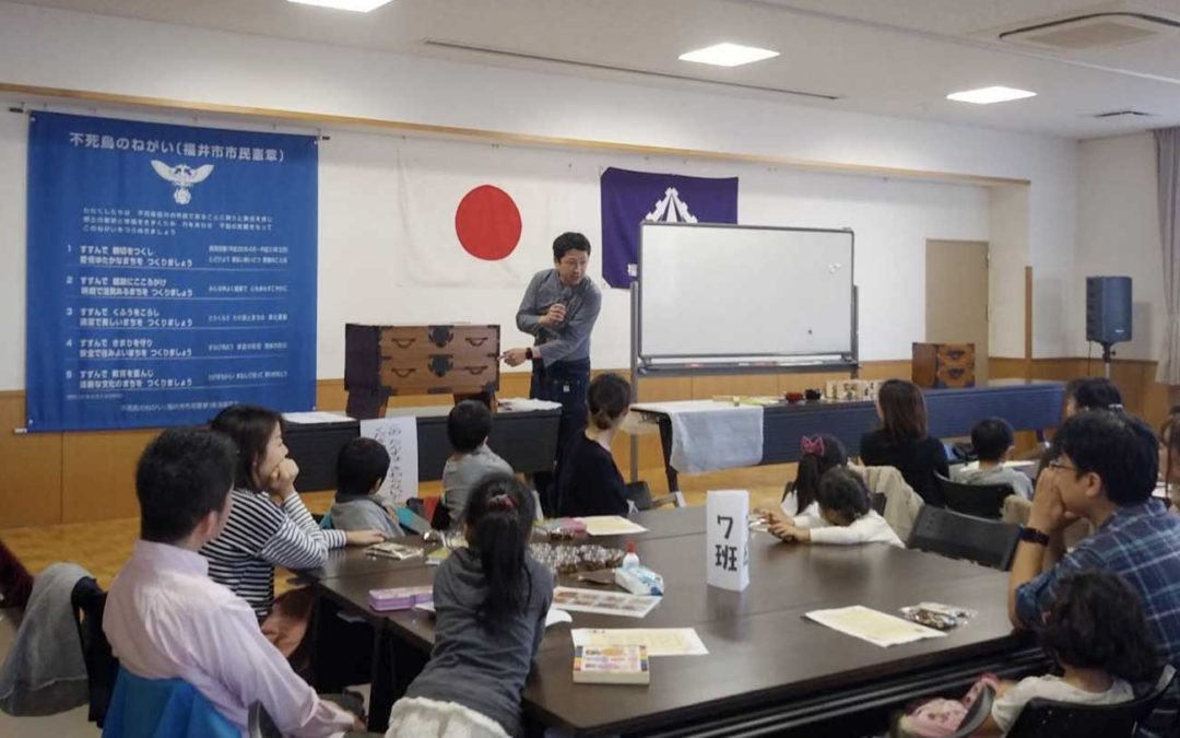 子供達に『伝統工芸』と『越前箪笥』について知ってもらいました。